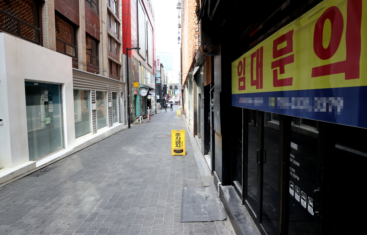 서울 명동거리 상가에 임대 문의 안내문이 붙어 있다. [연합뉴스]