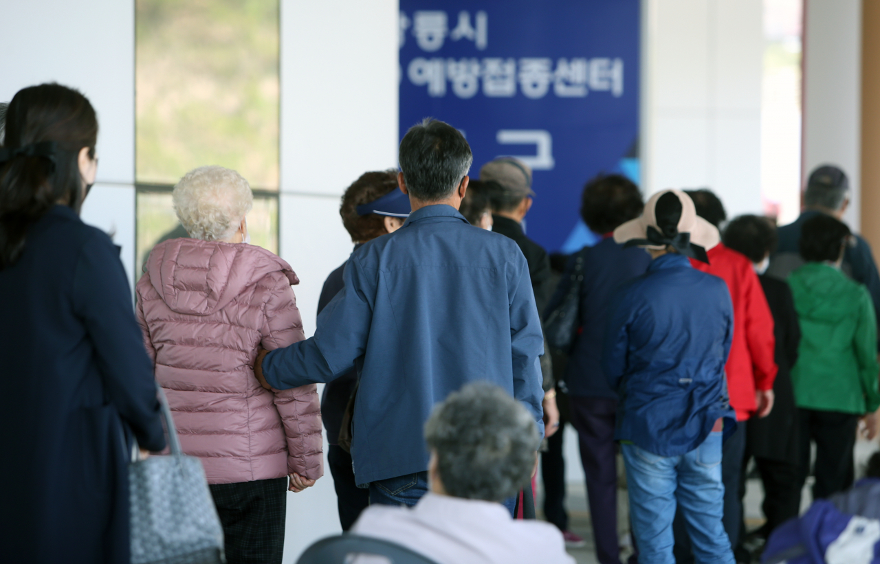 28일 오전 강원 강릉아레나에 마련된 코로나19 예방접종 센터 앞에서 75세 이상 어르신들이 백신 접종을 기다리고 있다. [연합]