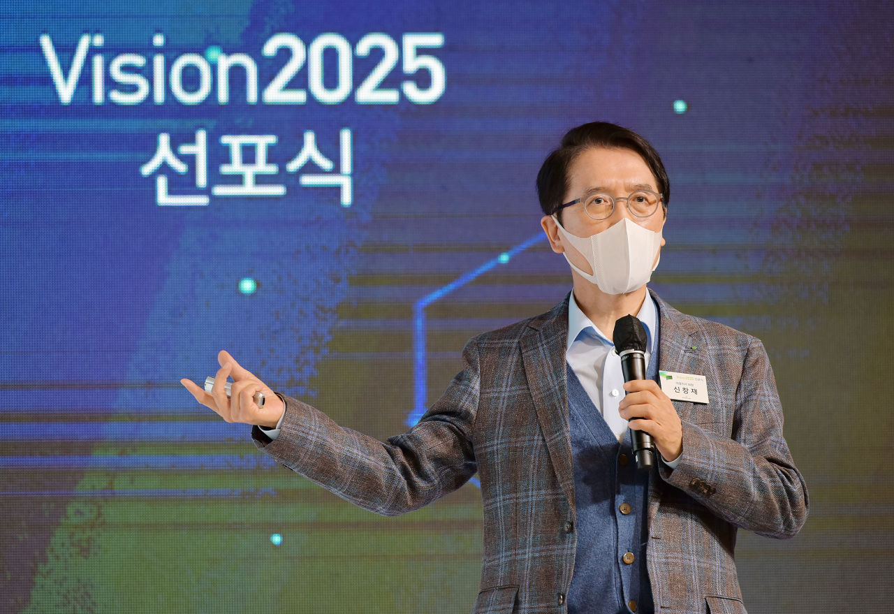 신창재 교보생명 회장이 28일 서울 광화문 교보생명 본사에서 열린 '비전(Vision)2025 선포식'에서 2025년까지 "보험, 그 이상의 가치를 전하는 문화·금융 선도 기업이 되겠다"며 새로운 비전을 선포했다.
