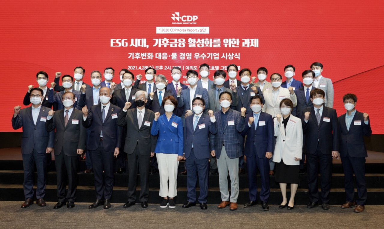 28일 오후 서울 여의도 글래드호텔에서 열린 ‘2020 CDP 기후변화 대응·물 경영 우수기업 시상식’에서 효성과 효성첨단소재가 ‘탄소경영 섹터 아너스’를 수상했다. [효성 제공]