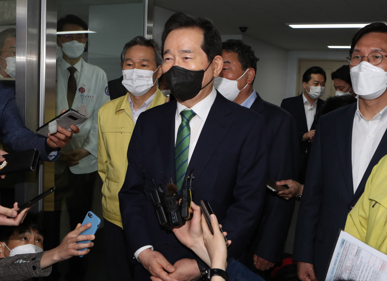 정세균 전 국무총리가 지난 27일 대구 중구 계명대학교 대구동산병원에 마련된 대구시 중구 예방접종센터를 방문해 시설을 살펴보고 있다. [연합]