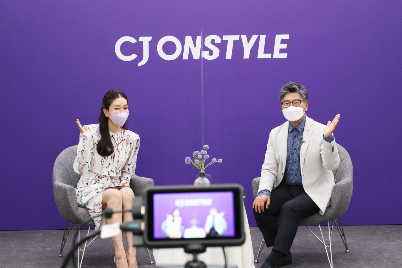 CJ오쇼핑은 오는 5월 10일 TV홈쇼핑(CJ오쇼핑), 인터넷쇼핑몰(CJmall), T커머스(CJ오쇼핑플러스)를 합친 브랜드 CJ온스타일을 선보일 예정이다. 허민호 온스타일 대표이사(오른쪽)와 임세영 쇼호스트.[CJ오쇼핑 제공]