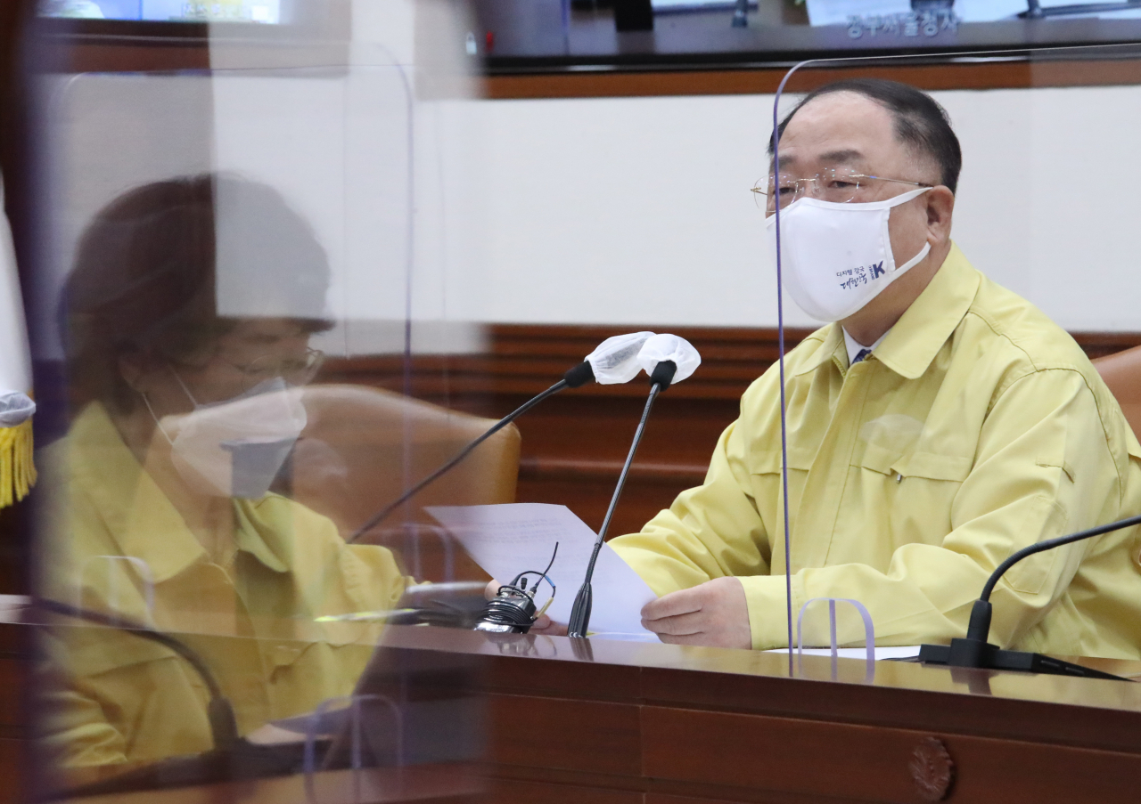 홍남기 국무총리 직무대행이 28일 정부서울청사에서 열린 코로나19 대응 중앙재난안전대책본부(중대본) 회의를 주재하며 발언하고 있다. 연합뉴스
