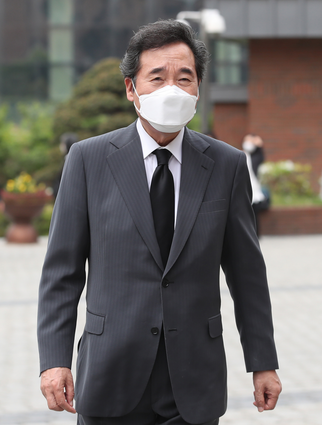 더불어민주당 이낙연 전 대표가 28일 서울 중구 명동성당에서 정진석 추기경 조문을 위해 대성전 앞으로 향하고 있다. 연합뉴스