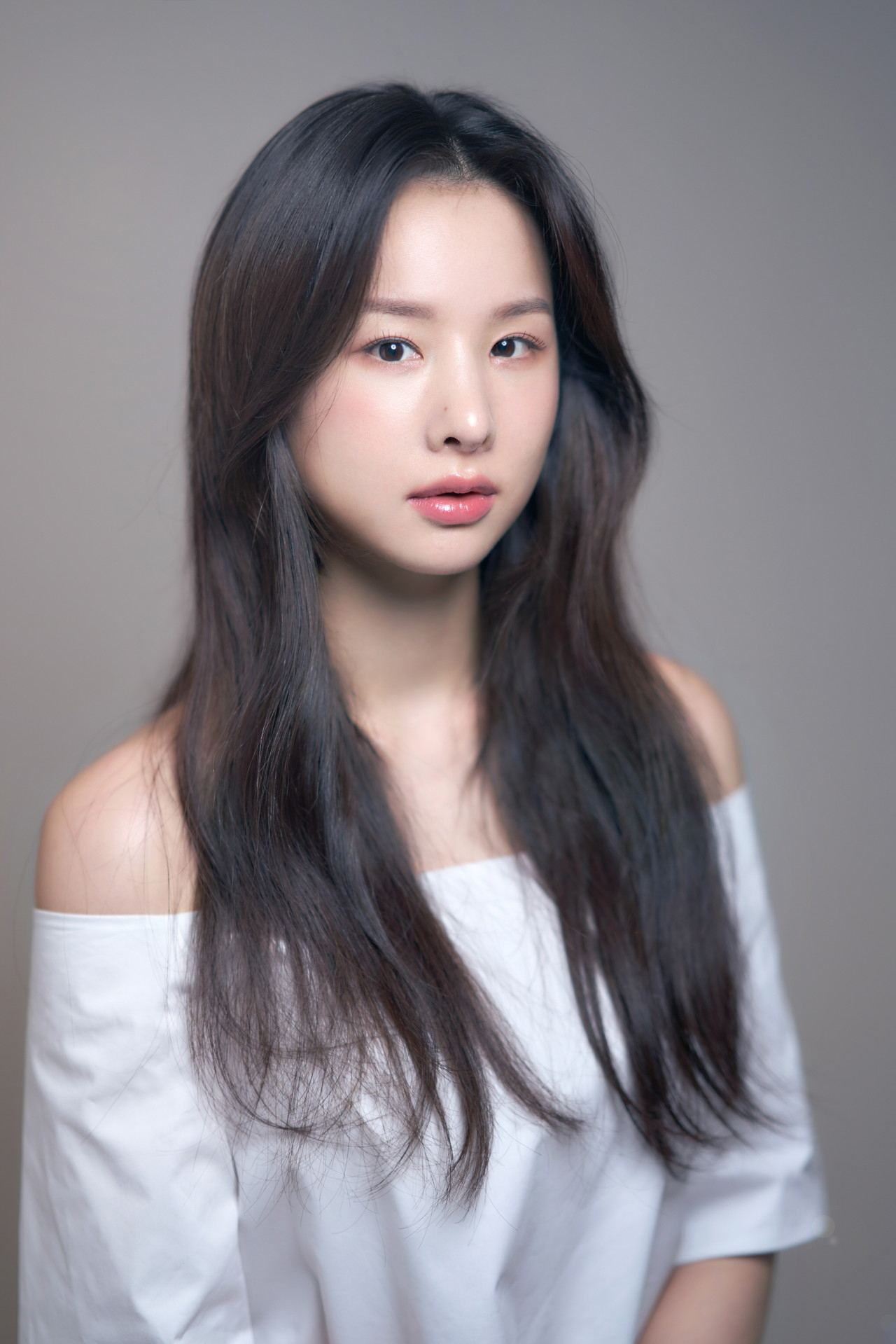 가수 솔지가 28일 사랑의 열매 홍보대사로 위촉됐다. 알고 보면 솔지는 2015년 루게릭 환자를 돕기 기부를 비롯해, 유방암 치료 및 연구를 돕는 ‘핑크리본 캠페인’, 유기반려동물을 위한 기부, ‘폐업요정’를 통한 코로나 위로 등 다양한 기부와 봉사 활동을 벌였다.