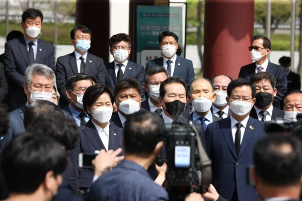 정세균 전 총리가 28일 광주 5.18묘역을 방문해 기자들의 질문에 대답하고 있다. [우정포럼 제공]