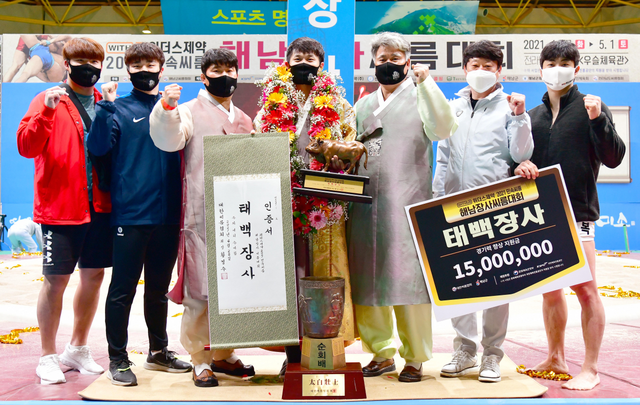 태백급 장사전에서 우승을 차지한 노범수 선수가 화이팅을 외치고 있다.