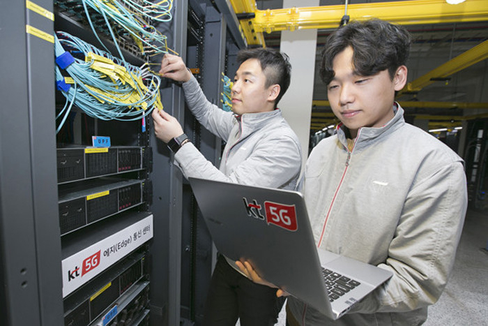KT직원들이 5G 에지 통신 센터에서 시스템을 점검하고 있다. [KT 제공]