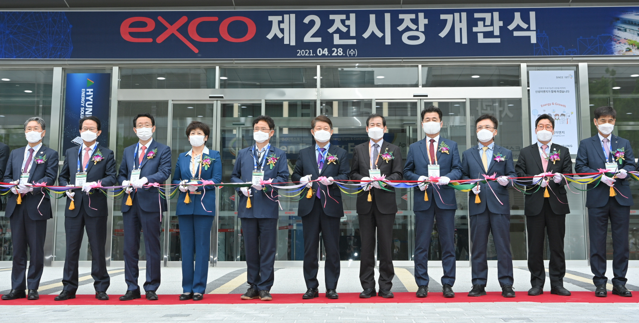 28일 오후 대구 북구 산격동 엑스코에서 열린 제2전시장 동관 개관식에 참석한 내빈들이 개관을 축하하며 테이프 커팅을 하고 있다.[대구시 제공]