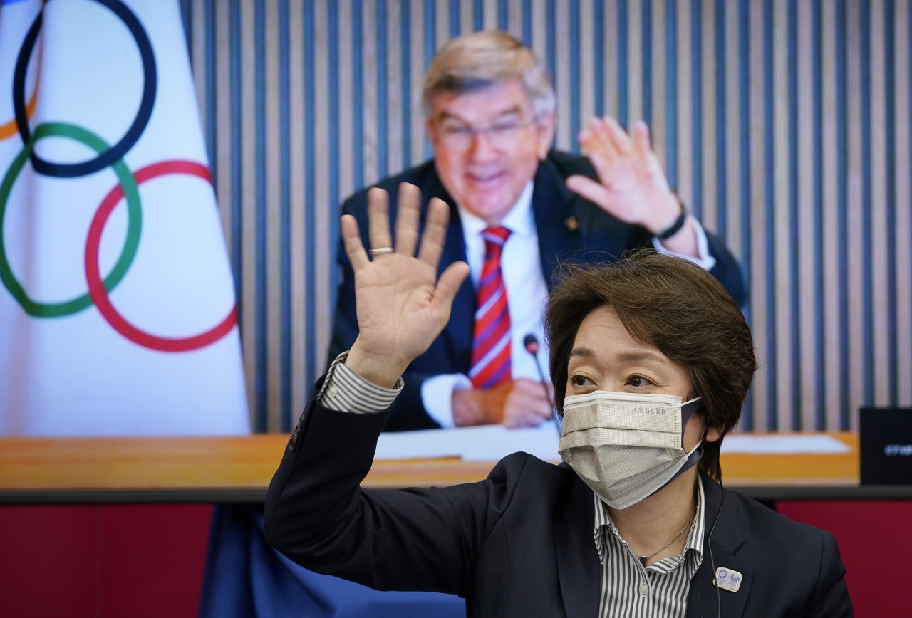 토마스 바흐 IOC 위원장과 하시모토 세이코 도쿄올림픽 조직위원회장이 28일 온라인 5자 회담에 앞서 인사하고 있다. [AP]