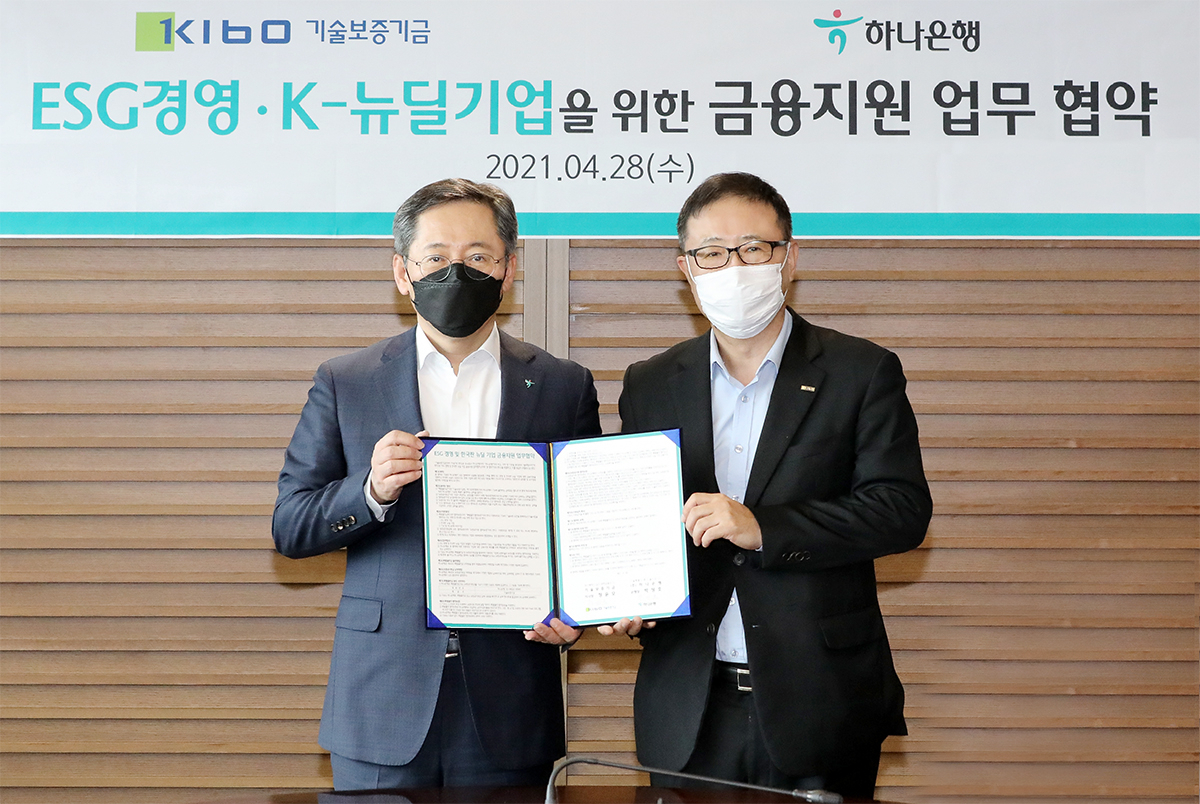 하나은행은 지난 28일 오후 서울특별시 중구 을지로 하나은행 본점에서 기술보증기금과 ‘ESG 경영 및 한국판 뉴딜 기업 지원 업무협약’을 체결했다고 밝혔다. 업무협약식에서 박성호 하나은행장(사진 왼쪽)과 정윤모 기술보증기금 이사장(사진 오른쪽)이 기념 촬영을 하고 있다. [하나은행 제공]