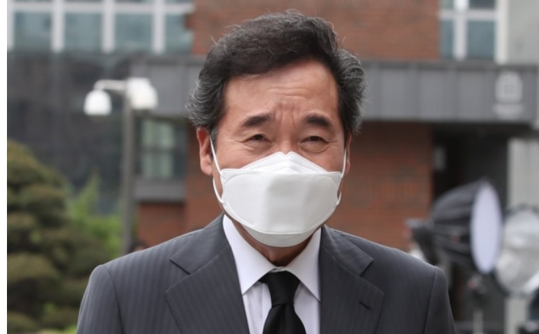 이낙연 더불어민주당 전 대표가 28일 서울 중구 명동성당에서 정진석 추기경 조문을 위해 대성전 앞으로 향하고 있다.[연합]