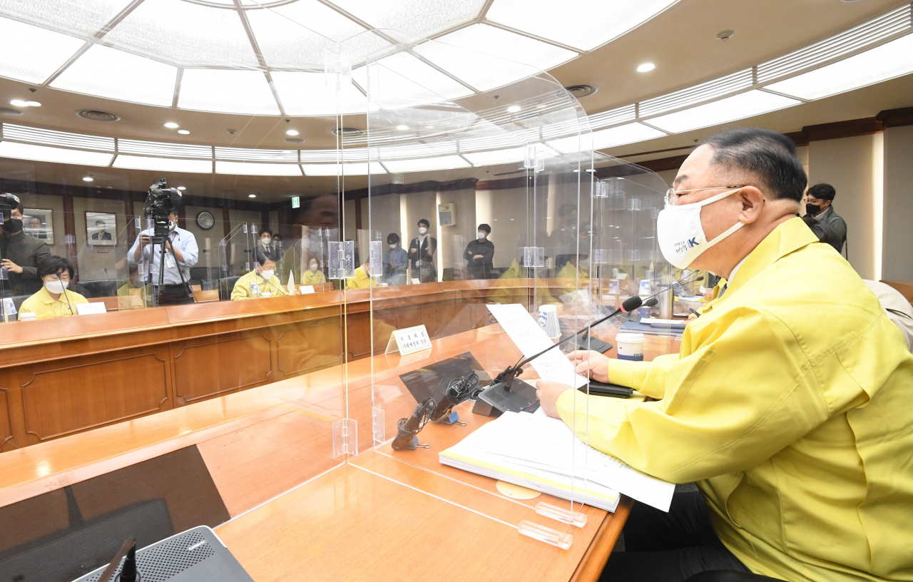 정부는 과도한 가계부채규모가 경제위기 뇌관으로 작용할 수 있다고 판단하고, 가계부채 증가속도를 2022년까지 코로나19 이전 수준인 4%대로 줄이겠다고 발표했다. 총부채원리금상환비율(DSR) 규제는 차주단위 적용은 오는 2023년 7월부터 전면적으로 시작된다. 홍남기 국무총리 직무대행은 29일 한국수출입은행에서 열린 제34차 비상경제 중앙대책본부 회의 겸 제2차 혁신성장전략회의에서 이같이 밝혔다. [기획재정부]