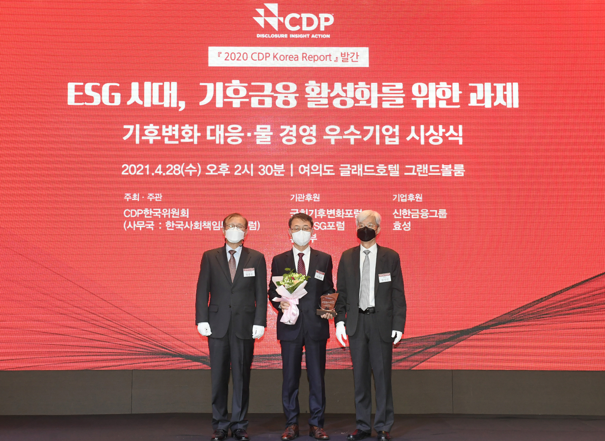 28일 여의도 글래드호텔에서 열린 CDP 기후변화 대응 우수기업 시상식에서 피광희 DL이앤씨 담당임원(가운데)이 최우수 기업 인증을 수상했다. 장지인 CDP 한국위원회 위원장(우)과 양춘승 부위원장(좌)과 기념 사진을 촬영하고 있다.