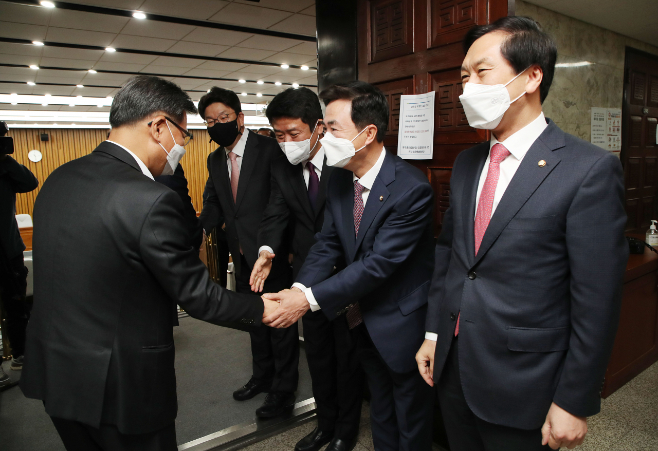국민의힘 원내대표 경선에 나선 권성동(왼쪽부터), 유의동, 김태흠, 김기현 의원이 지난 27일 오전 서울 여의도 국회에서 열린 '국민의힘 원내대표 후보자-재선의원 간담회'에 앞서 참석 의원들과 인사를 하고 있다. [연합]