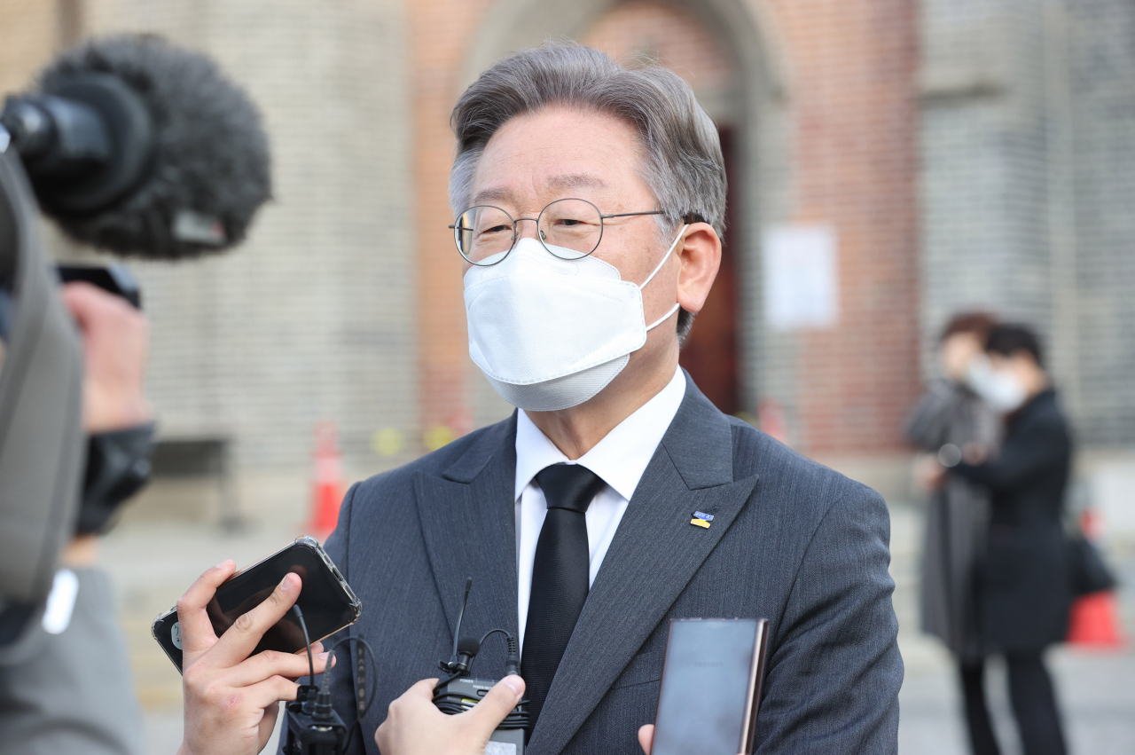 이재명 경기도지사가 28일 오후 서울 중구 명동성당에서 정진석 추기경 조문을 마친 뒤 발언하고 있다. [연합]