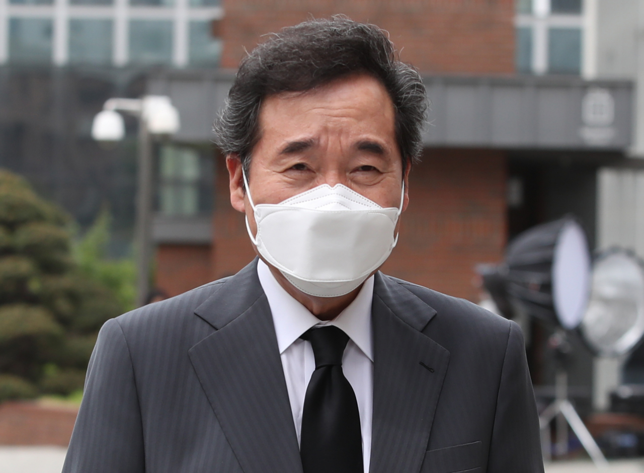 더불어민주당 이낙연 전 대표가 28일 서울 중구 명동성당에서 정진석 추기경 조문을 위해 대성전 앞으로 향하고 있다. [연합]