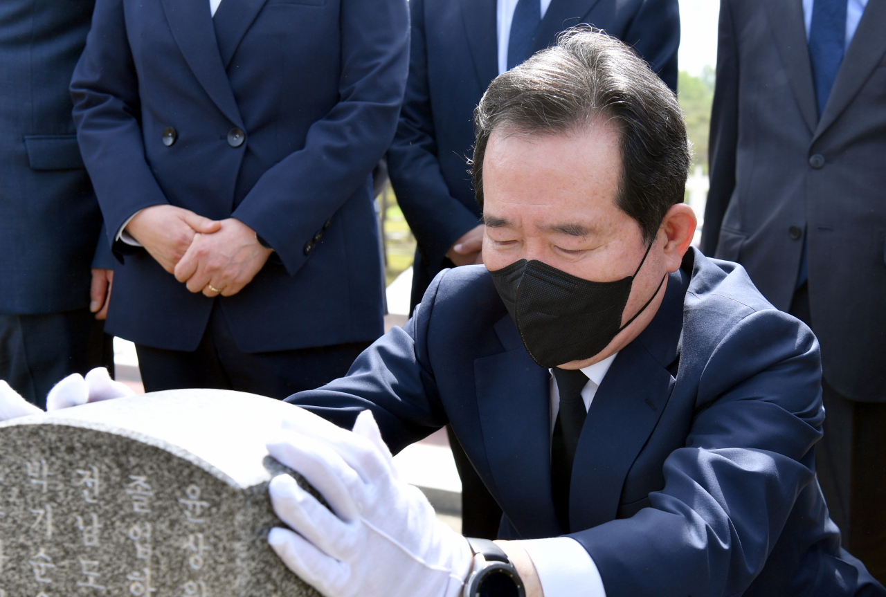 정세균 전 국무총리가 28일 오전 광주 북구 국립 5·18 민주묘지에서 열사 묘역을 참배하고 있다. [연합]