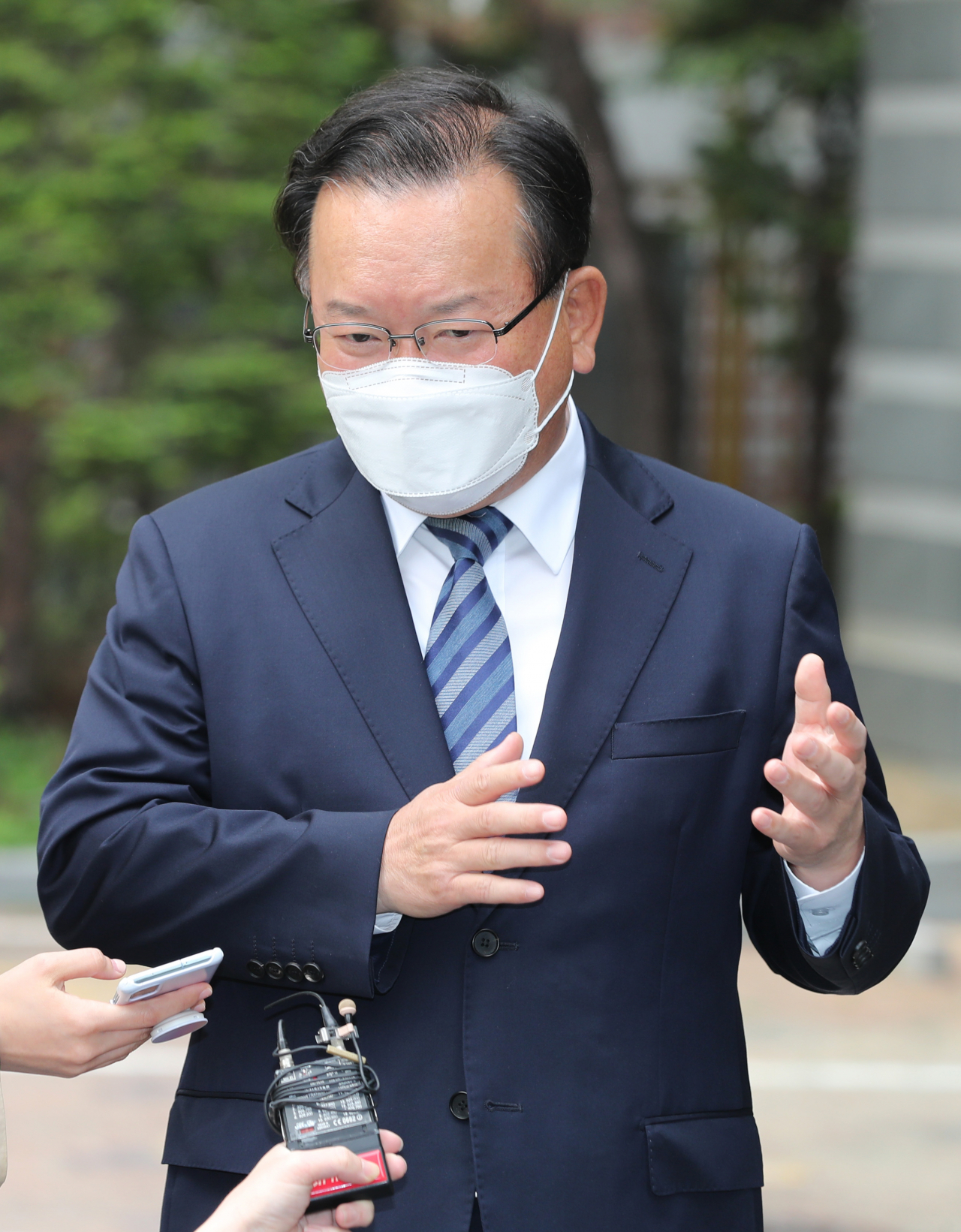 김부겸 국무총리 후보자가 28일 오전 인사청문회 준비 사무실이 마련된 서울시 종로구 통의동 금융감독원 연수원에 출근하며 취재진의 질문에 답변하고 있다. [연합]