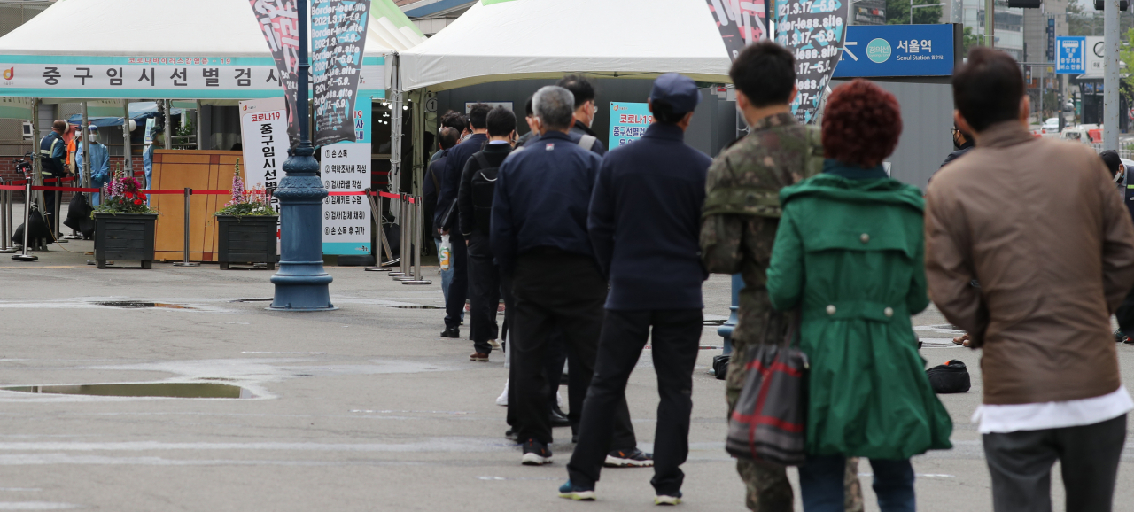 국내 신종 코로나바이러스 감염증(코로나19) 확산세가 거센 가운데 29일 신규 확진자 수는 600명대 후반을 나타냈다. 사진은 이날 오전 검사 시작 전부터 검사를 받기 위해 줄을 선 서울역 임시선별검사소 모습. 연합뉴스