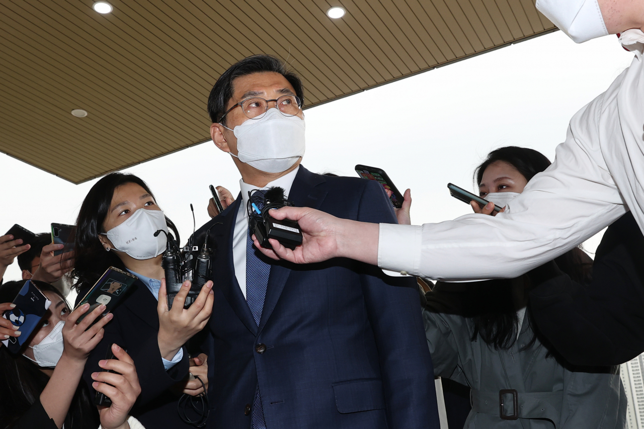 박상기 검찰총장 후보 추천위원회 위원장이 29일 오전 경기 과천시 정부과천청사 법무부에서 열린 검찰총장 후보 추천위원회에 참석하며 취재진 질문을 듣고 있다. [연합]
