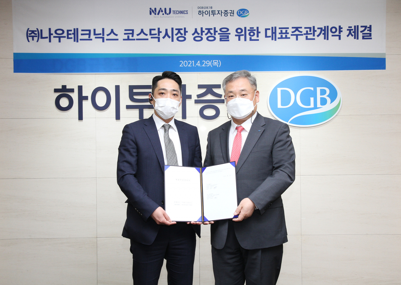 하이투자증권은 29일 여의도 본사 사옥에서 ㈜나우테크닉스의 코스닥 상장 대표주관 계약을 체결했다. 이종주 나우테크닉스 대표(왼쪽)와 문정운 하이투자증권 본부장이 계약을 체결하고 기념사진을 촬영하고 있다.[하이투자증권 제공]
