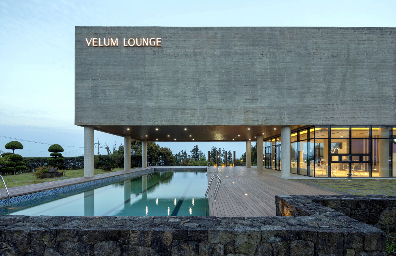 제주 벨룸 리조트(Velum Resort)가 30일 제주도 남방 중산간에 문을 연다.