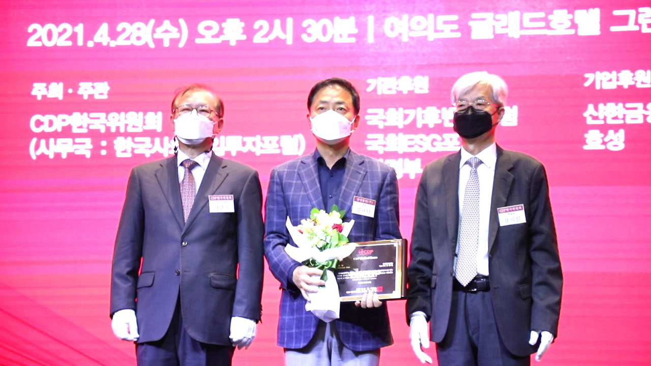 김규덕 삼성물산 전무(안전환경실장. 사진 가운데)가 2020 CDP 기후변화대응 우수기업 시상식에 참석해 기념촬영을 하고 있다.