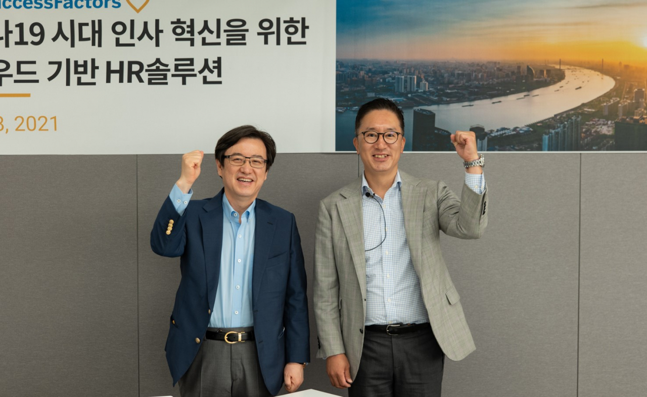 이성열 SAP 코리아 대표이사(좌)와 박세진 SAP 석세스팩터스 본부장이 기념 촬영을 하고 있다. [SAP 코리아 제공]