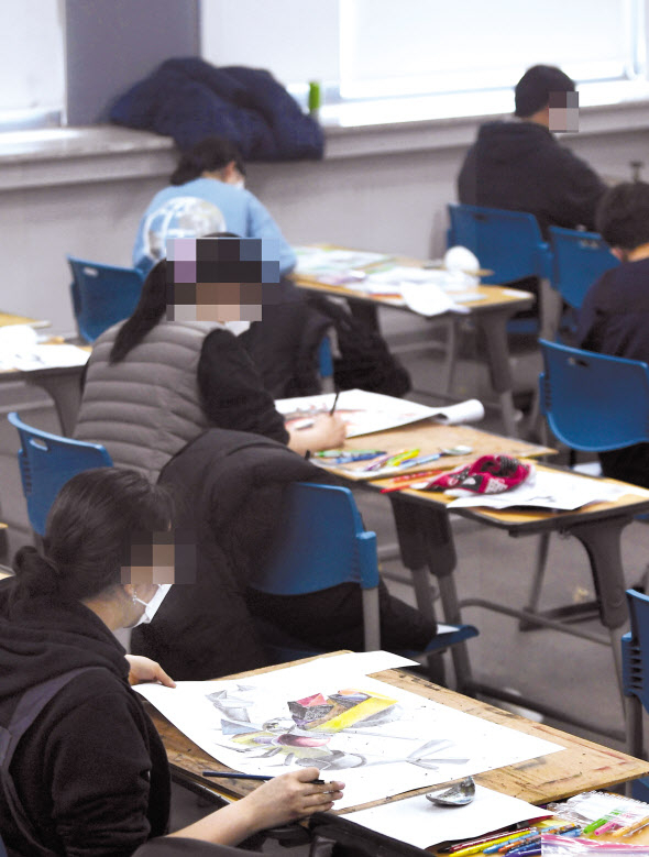 17일 서울 성북구 국민대학교에서 마스크를 쓴 수험생들이 2021학년도 대입 정시모집 조형대학 실기고사를 치르고 있다. 연합뉴스
