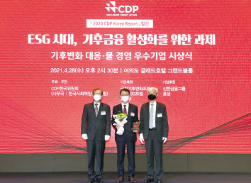 시상식에 참석한 피광희(가운데) DL이앤씨 담당임원.