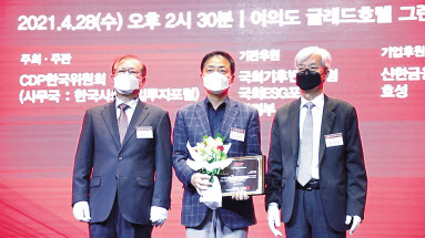 시상식에 참석한 김규덕(가운데) 삼성물산 전무.