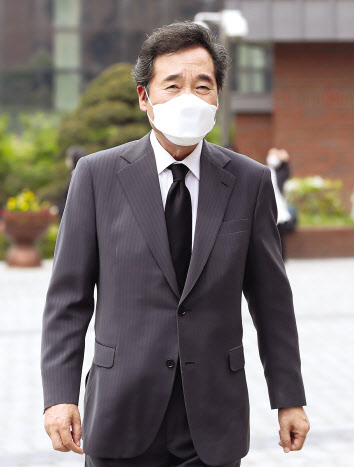 이낙연 전 더불어민주당 대표는 자신을 지지하는 모임인 ‘신복지 2030 광주포럼’ 발족을 전후로 공식행보를 재개할 것으로 예상된다. 사진은 28일 고(故) 정진석 추기경 조문을 위해 명동성당을 찾은 이 전 대표. [연합]