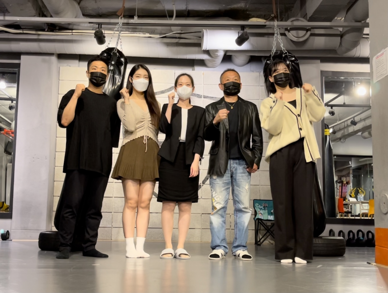 왼쪽부터 김보성 서울킥복싱협회 전무이사, 소녀주의보 지성, 정영경 우정합동법률사무소 변호사, 양명규 서울시킥복싱협회장, 소녀주의보 슬비 [서울시킥복싱협회 제공]