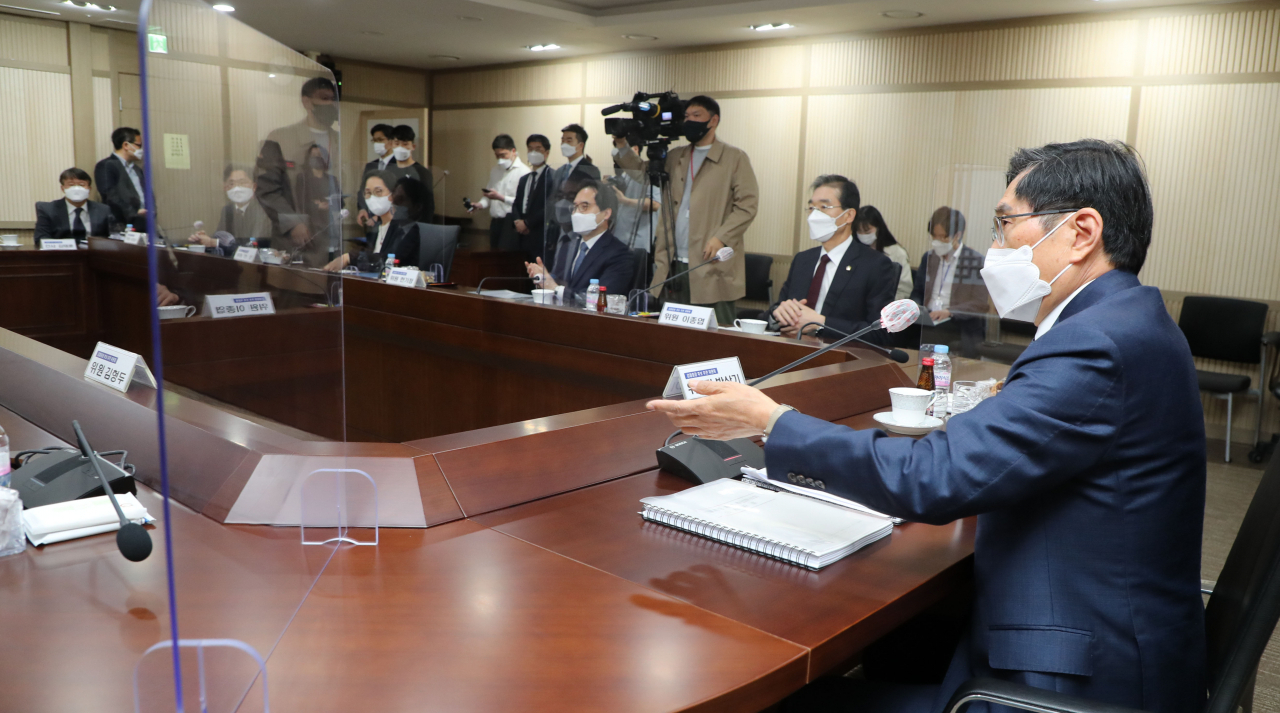 박상기 검찰총장 후보추천위원회 위원장이 29일 오전 경기 과천시 정부과천청사 법무부에서 열린 검찰총장 후보추천위원회에서 발언하고 있다. [연합]