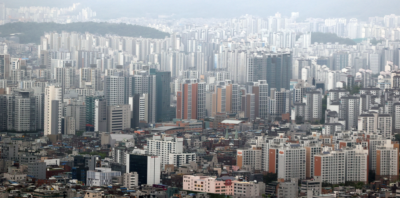 사진은 서울 남산 공원에서 내려다본 서울 도심의 아파트. [연합]