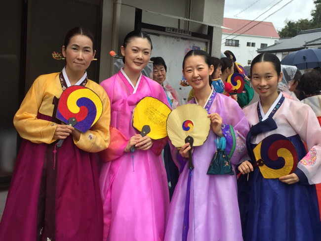 일본측 조선통신사 축제때 한복 차림에 한복 부채를 든 일본인 주민들.