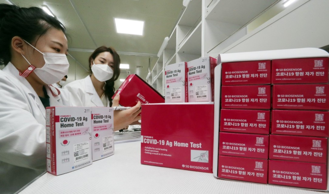 [Photo News] Korea to roll out coronavirus self-test kits at pharmacies