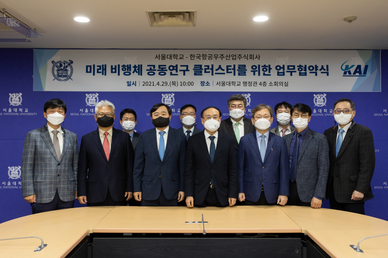 한국항공우주산업(이하 KAI)은 미래 비행체 핵심 요소기술 확보를 위해 29일 서울대학교(SNU)와 ‘4차 산업 기술 및 미래 비행체 공동연구 클러스터를 위한 업무협약’을 체결했다. [서울대 제공]