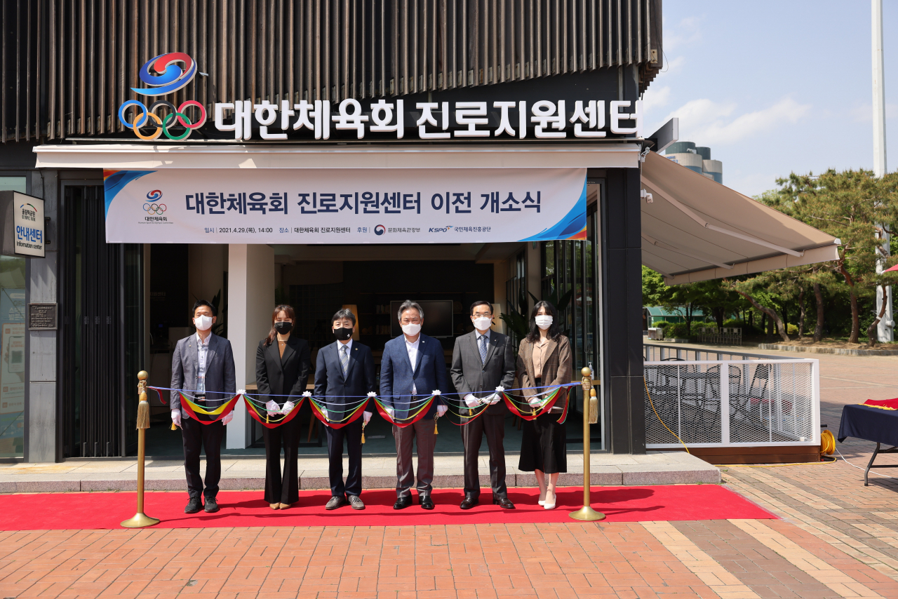 김정배 문체부 차관, 이기흥 대한체육회장(이상 왼쪽 세번째부터)이 진로지원센터 개소식에서 테이프커팅을 하기전 기념촬영을 하고 있다. [문체부 제공]