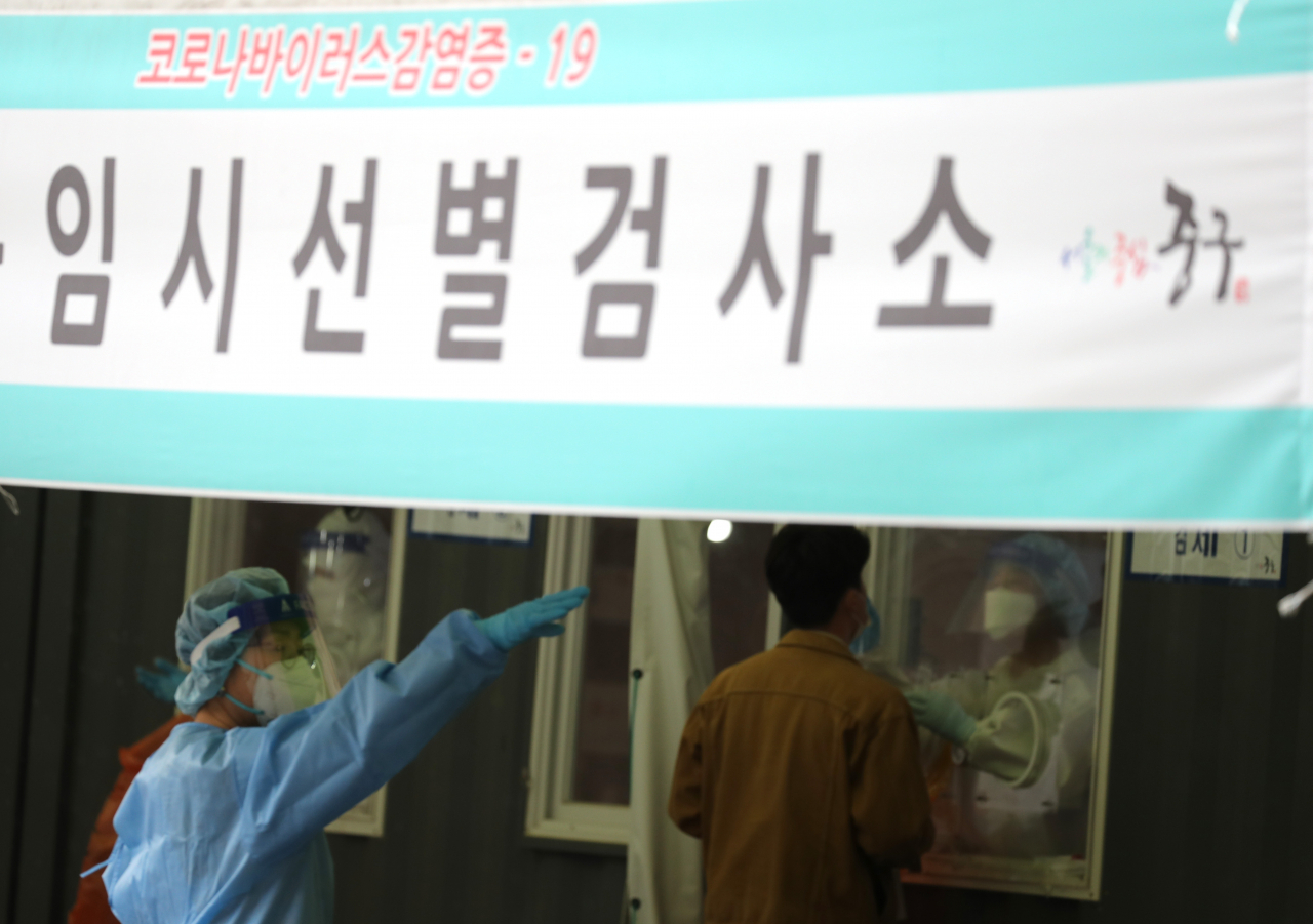 국내 신종 코로나바이러스 감염증(코로나19) 확산세가 거센 가운데 29일 신규 확진자 수는 600명대 후반을 나타냈다. 중앙방역대책본부는 이날 0시 기준으로 코로나19 신규 확진자가 680명 늘어 누적 12만1천351명이라고 밝혔다. 사진은 이날 서울역 임시선별검사소 모습. 연합뉴스