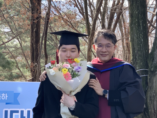 올해 2월 전남대 로스쿨 졸업식장에서 아들과 함께 참여한 신희동(오른쪽) 호남석회공업 대표.