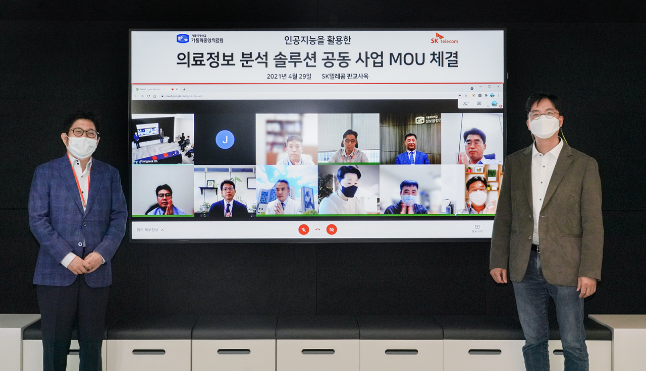 SK텔레콤과 가톨릭대학교 가톨릭중앙의료원의 ‘의료정보 분석 솔루션 공동사업 양해각서 체결식’에서 김윤(오른쪽) SK텔레콤 최고경영자(CTO)와 김대진 가톨릭중앙의료원 정보융합진흥원장이 기념사진을 찍고있다. [SK텔레콤 제공]
