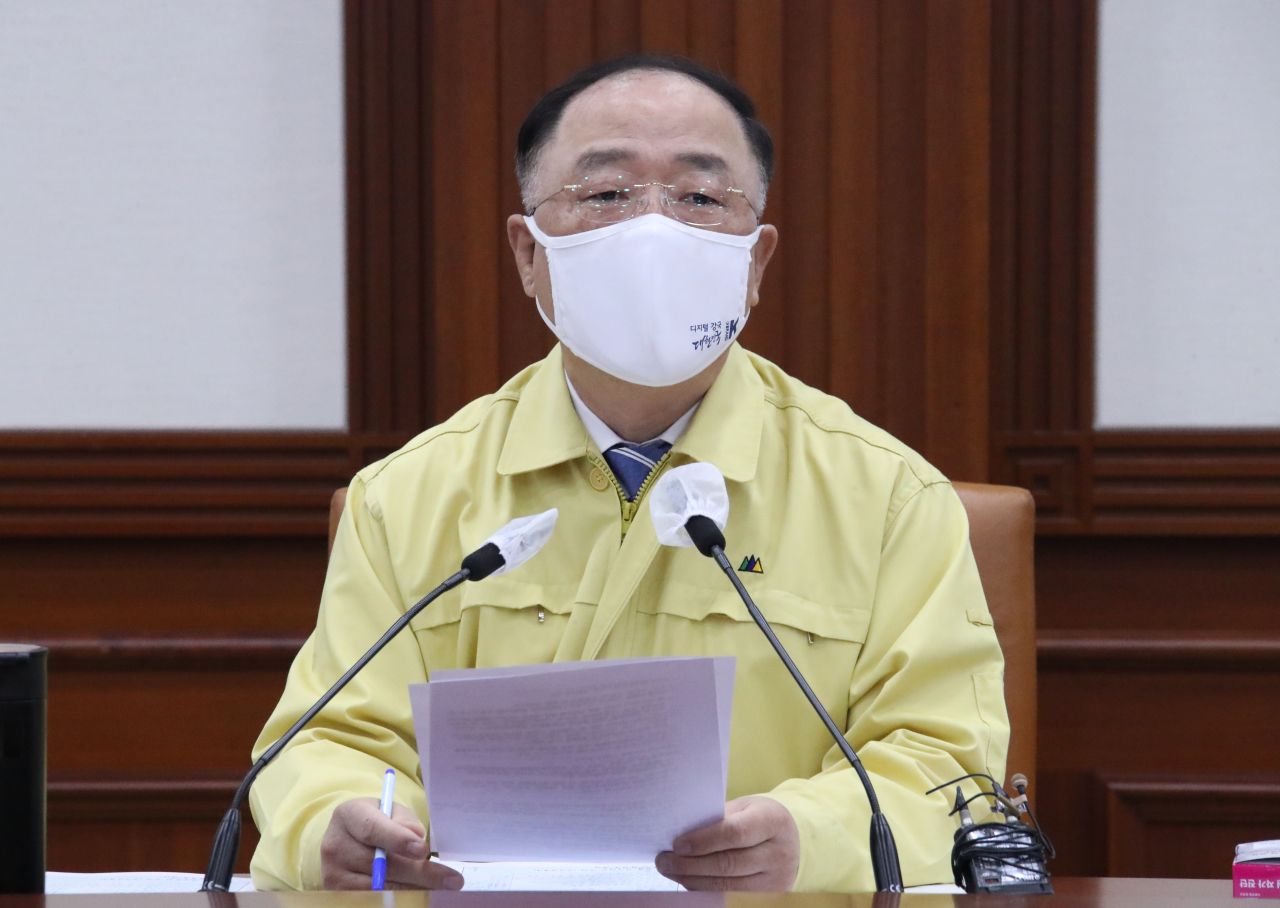 홍남기 국무총리 직무대행이 30일 정부서울청사에서 열린 코로나19 대응 중앙재난안전대책본부회의를 주재하고 있다. [연합]