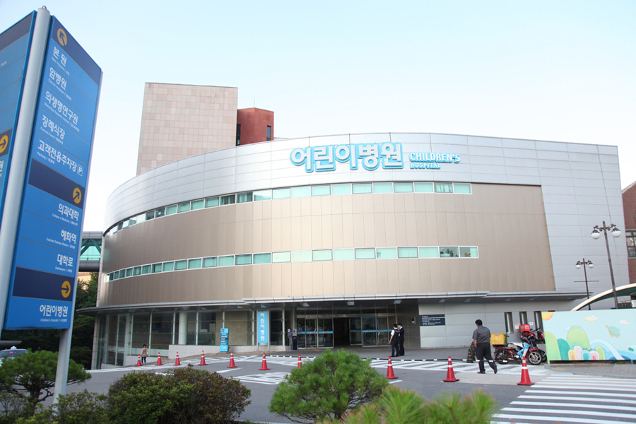 서울 종로구 대학로에 위치한 서울대학병원 어린이병원 전경.