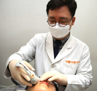 최근, 골드나노파티클을 이용한 공기압광선 표적치료가 여드름 치료에 효과적이라는 논문이 국제 학술지에 발표돼 관심을 모은다.