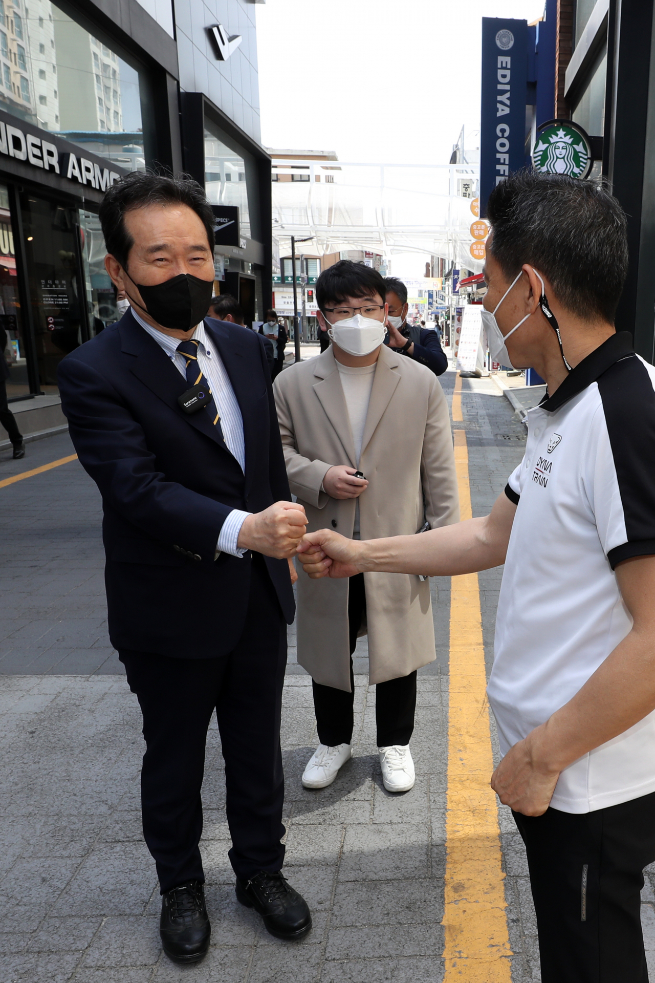 정세균 전 국무총리가 지난 29일 오후 광주 동구 금남로에서 시민과 인사하고 있다. [연합]