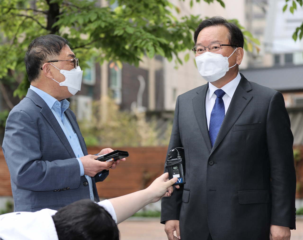 김부겸 국무총리 후보자가 30일 오전 서울시 종로구 금융감독원 연수원에 마련된 인사청문회 준비 사무실로 출근하며 취재진 질문에 답하고 있다. [연합]
