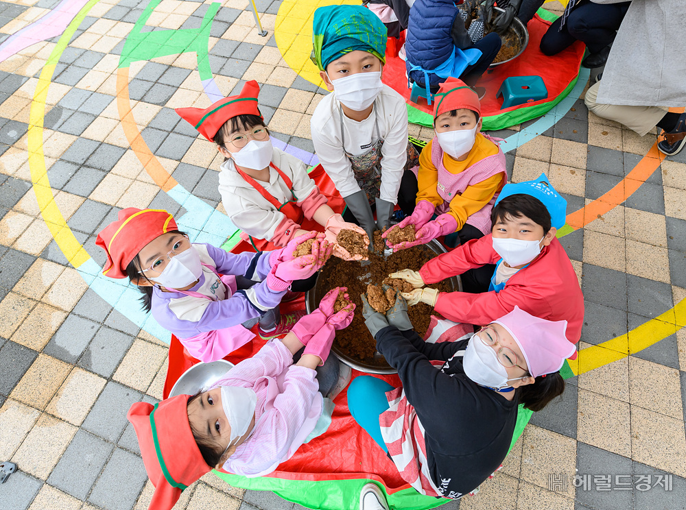 지난 29일 서울 양천구 계남초등학교 학생들이 ‘오감톡톡 건강스쿨 학교장독대’ 사업인, 장담그기 체험을 하고 있다. 양천구는 학생들이 메주를 이용해 장을 직접 만들고 발효시켜 먹는 과정을 통해 건강한 식습관 개선을 유도학 위해 학교 장독대 사업을 펼치고 있다. 구는 5월 전통장 가르기, 6월~10월 장 숙성관리, 7월~10월 학생 메주만들기와 장류를 활용한 요리활동, 10월 보건환경연구원 장 안전성 성분검사를 거쳐 11월 장 나눔행사 등 다양한 프로그램을 이어나갈 예정이다.