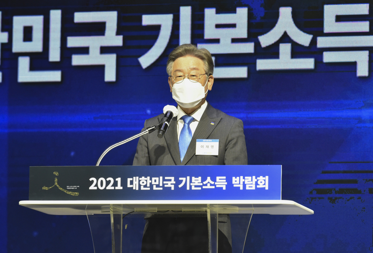 이재명 경기지사가 지난 28일 경기도 고양시 킨텍스에서 열린 '2021 대한민국 기본소득 박람회' 개막식에서 개회사를 하고 있다. [연합]
